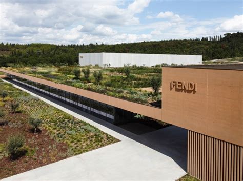 La nuova Fendi Factory, un edificio che emerge dal paesaggio